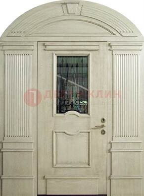 Белая входная дверь массив со стеклом и ковкой ДА-49 в Ступино