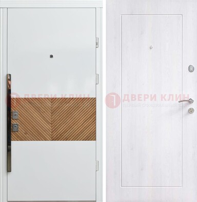 Белая железная дверь МДФ горизонтальной вставкой ДМ-265 в Ступино