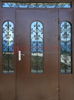 Железная парадная дверь со стеклом и ковкой ДПР-16 для общественных зданий в Ступино