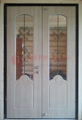 Парадная дверь со стеклянными вставками и ковкой ДПР-23 в деревянный дом в Ступино