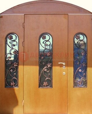 Парадная дверь со стеклянными вставками и ковкой ДПР-28 в общественное здание в Ступино