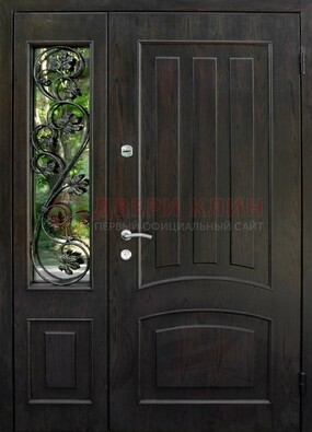 Парадная дверь со стеклянными вставками и ковкой ДПР-31 в кирпичный дом в Ступино