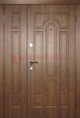 Двухстворчатая коричневая парадная дверь ДПР-48 в Ступино