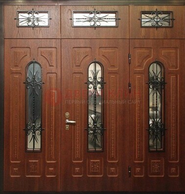 Парадная дверь с металлическими вставками и ковкой ДПР-72 в дом в Ступино