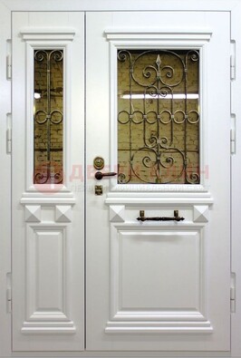 Белая парадная металлическая дверь со стеклом и ковкой ДПР-83 в Пензе