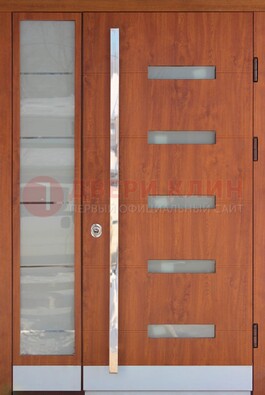 Коричневая металлическая дверь со стеклом ДС-72 в Ступино