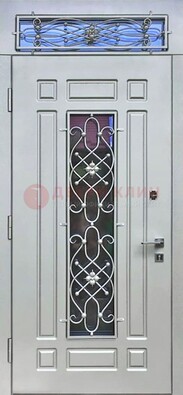 Белая железная дверь со стеклом и ковкой с верхней фрамугой ДСК-112 в Ступино