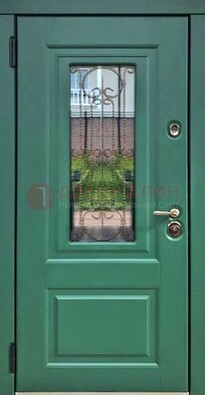 Зеленая металлическая дверь со стеклом и ковкой ДСК-113 в Ступино