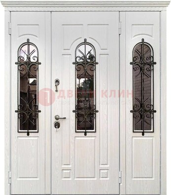 Белая распашная стальная дверь со стеклом и ковкой ДСК-125 в Ступино
