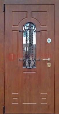 Темная железная дверь со стеклом и ковкой в коричневом цвете ДСК-154 в Ступино
