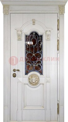 Белая железная дверь со стеклом и ковкой для кирпичного дома ДСК-155 в Ступино