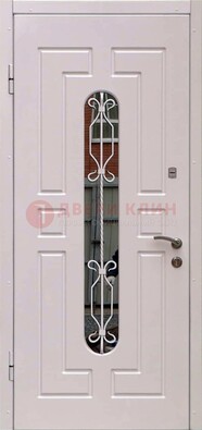 Светлая уличная дверь со стеклом и ковкой для коттеджа ДСК-157 в Ступино