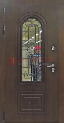 Классическая стальная дверь со стеклом и ковкой для коттеджа ДСК-178 в Ступино