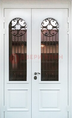 Белая стальная дверь стекло с ковкой и филенкой ДСК-201 в Ступино