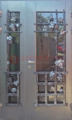 Распашная уличная дверь Порошок со стеклом и ковкой ДСК-221 в Ступино
