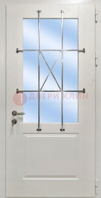 Белая простая железная дверь Винорит со стеклом и ковкой ДСК-257 в Ступино