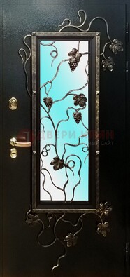 Железная дверь со стеклом и ковкой ДСК-70 для деревянного дома в Ступино