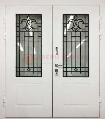 Белая двухстворчатая уличная дверь Винорит со стеклом ДСТ-4 в Ступино
