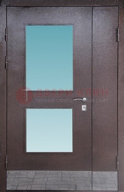 Коричневая тамбурная дверь со стеклянными вставками ДТМ-21 в Ступино