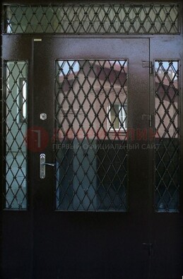 Коричневая тамбурная дверь со стеклянными вставками и ковкой ДТМ-32 в Ступино