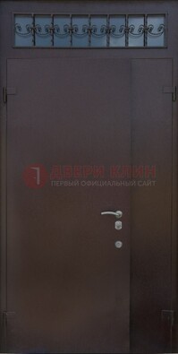 Коричневая тамбурная дверь со стеклянными вставками и ковкой ДТМ-39 в Ступино