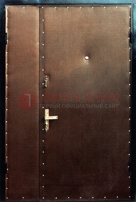 Коричневая тамбурная дверь с оформлением ДТМ-40 в Ступино