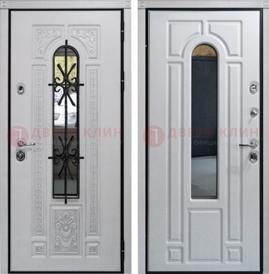 Белая стальная дверь с виноритом и ковкой снаружи ДВТ-197 в Ступино