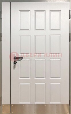 Белая полуторная железная дверь ПЛ-1 в Ступино