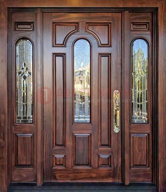 Железная классическая дверь с массивом дуба и витражом ВЖ-18 в Ступино