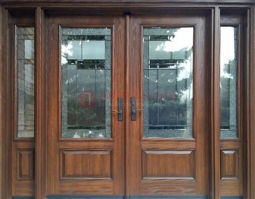 Распашная стальная дверь с массивом с витражом и фрамугами ВЖ-21 в Ступино