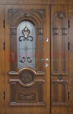 Коричневая двухстворчатая железная дверь с МДФ и витражом ВЖ-32 в Ступино