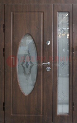 Коричневая двухстворчатая железная дверь с МДФ и витражом ВЖ-33 в Ступино